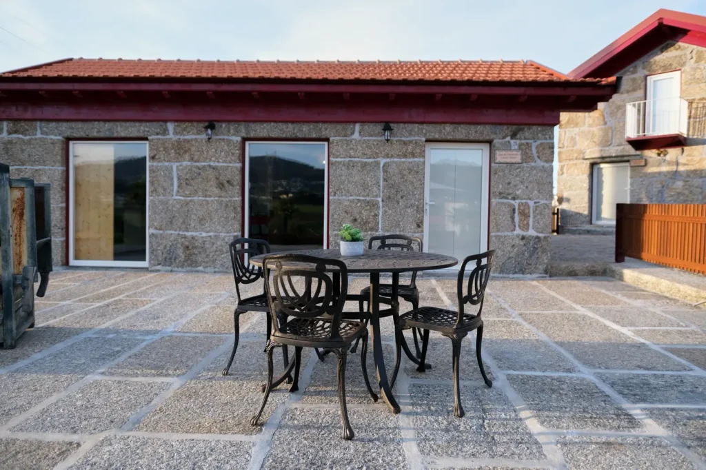 alojamento-local-santo-tirso-casa-dos-namorados-mesa-exterior-perto-de-braga